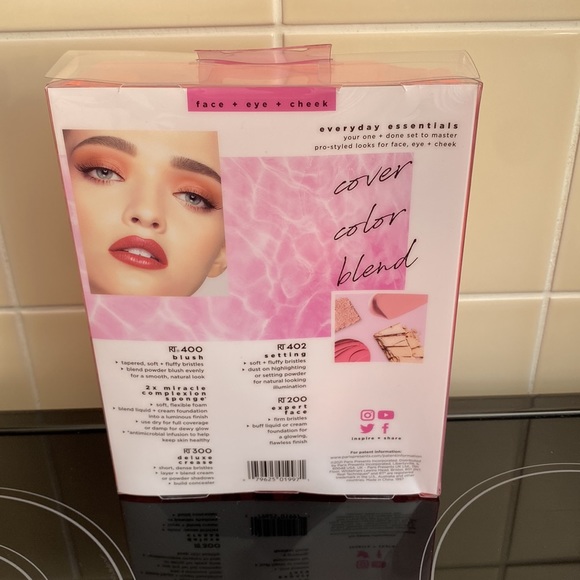 Real Techniques Everyday Essentials Plus Pack - Picture 4 of 4